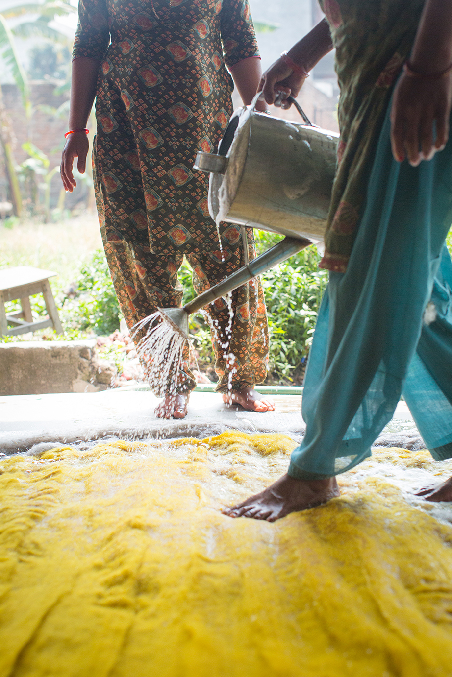 Fabrication d'un tapis en feutre de laine au Népal à partir d'eau, de savon et de laine de mouton