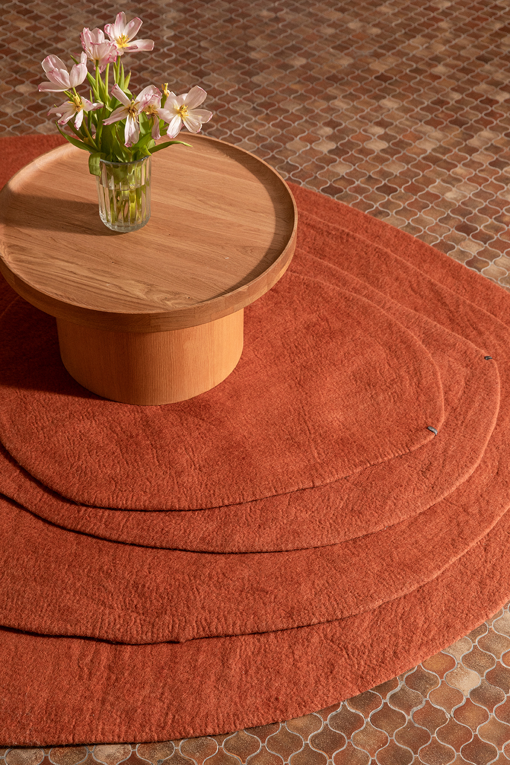 Petits tapis organiques de couleur terracotta en feutre de laine