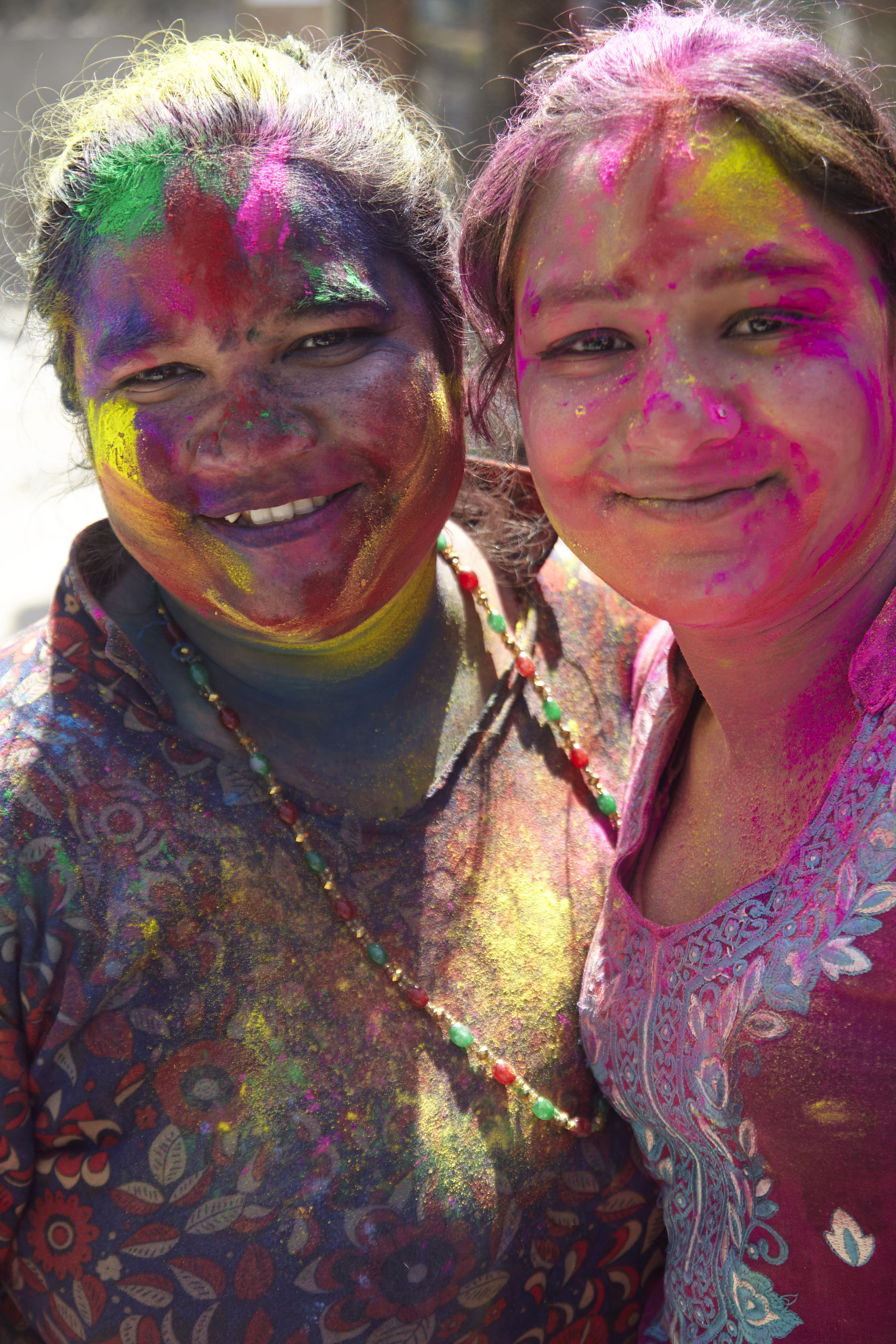Femmes couvertes de poudre colorée pendant le festival Holi