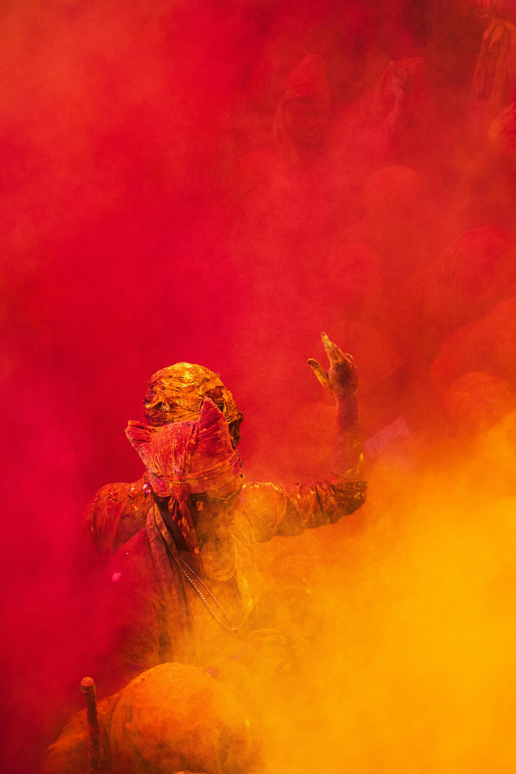 Foulant dansant dans la poudre volante pendant le festival Holi