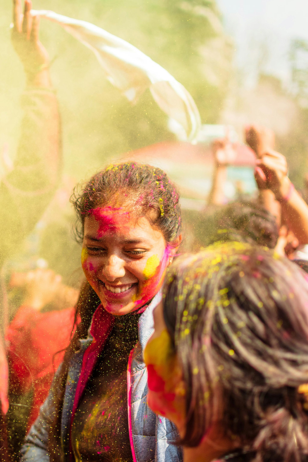 Femmes souriantes célébrant le festival Holi au Népal