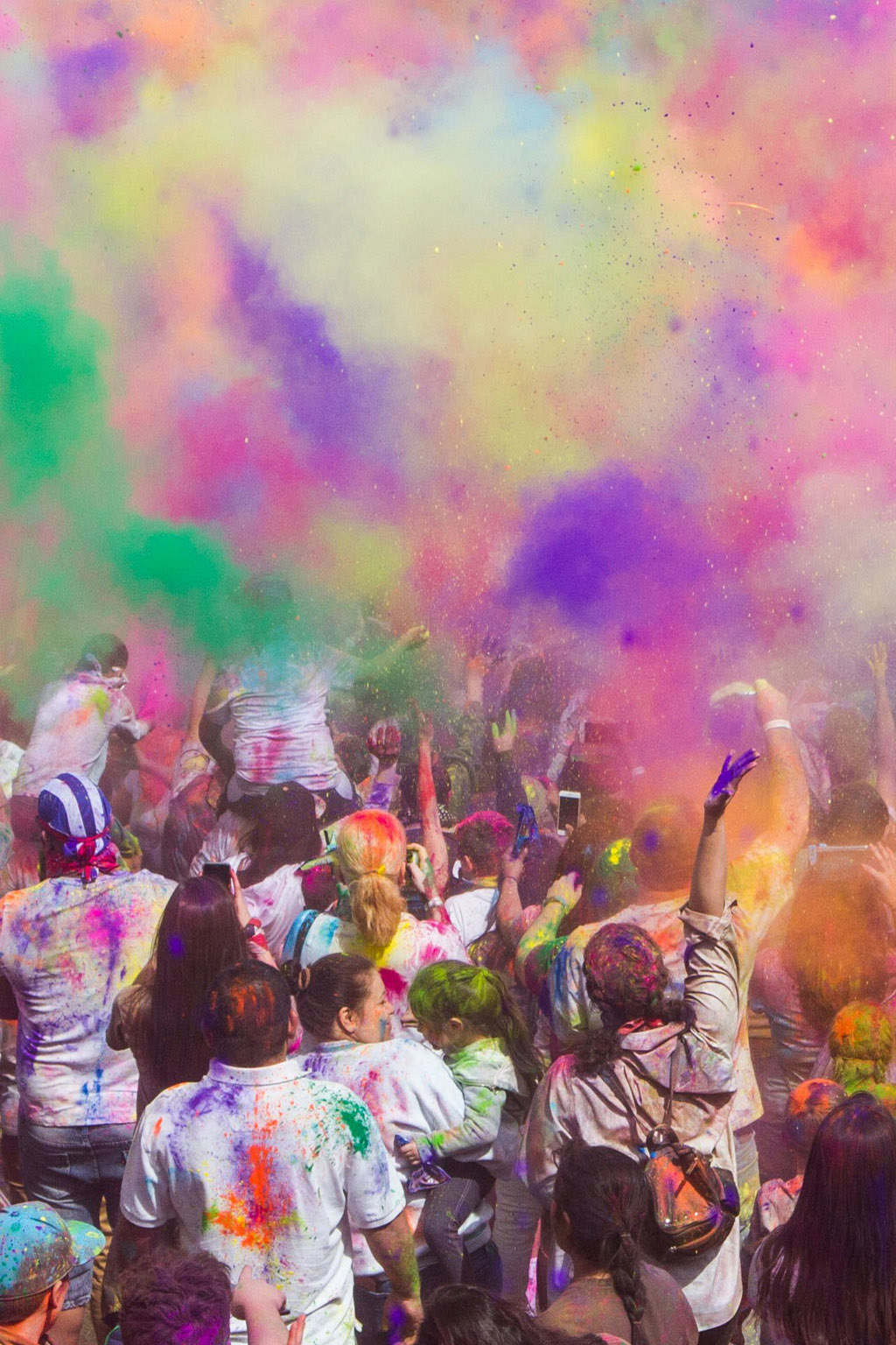 Foule célébrant Holi au Népal