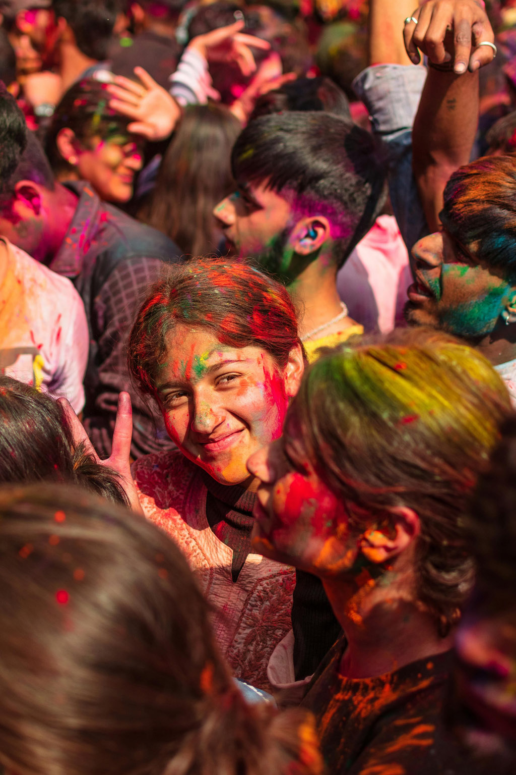 Fille célébrant le festival Holi au Népal