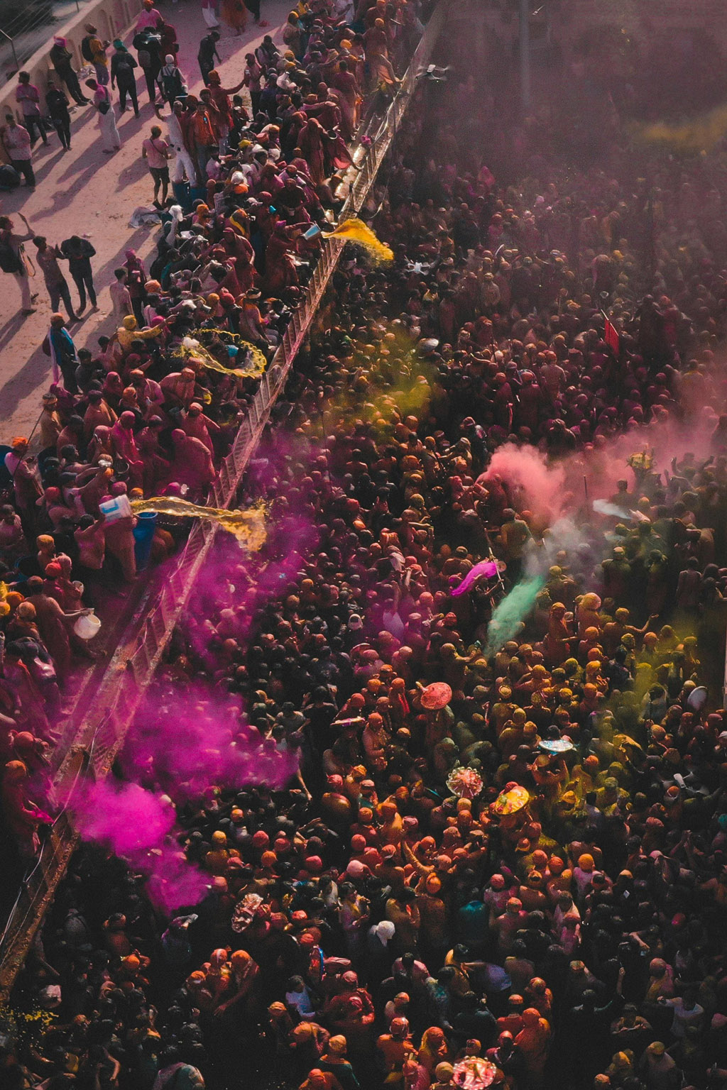 La foule qui se rassemble pour célébrer le festival Holi au Népal