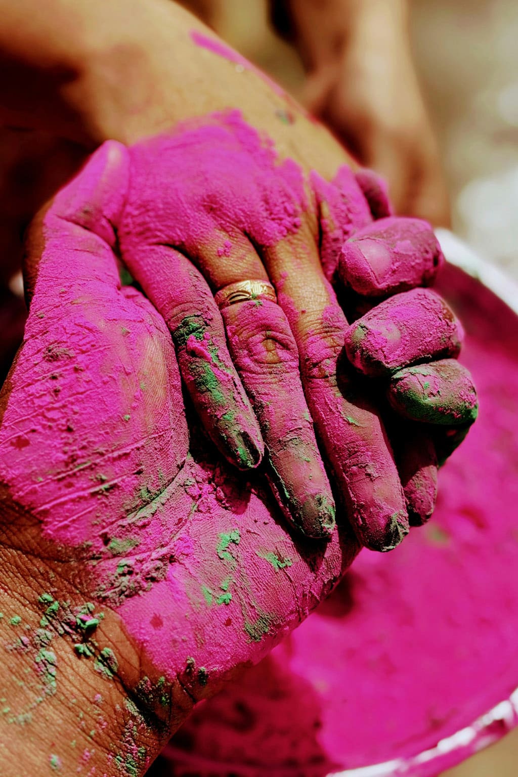 Mains couvertes de poudre rose suite à la célébration du festival Holi