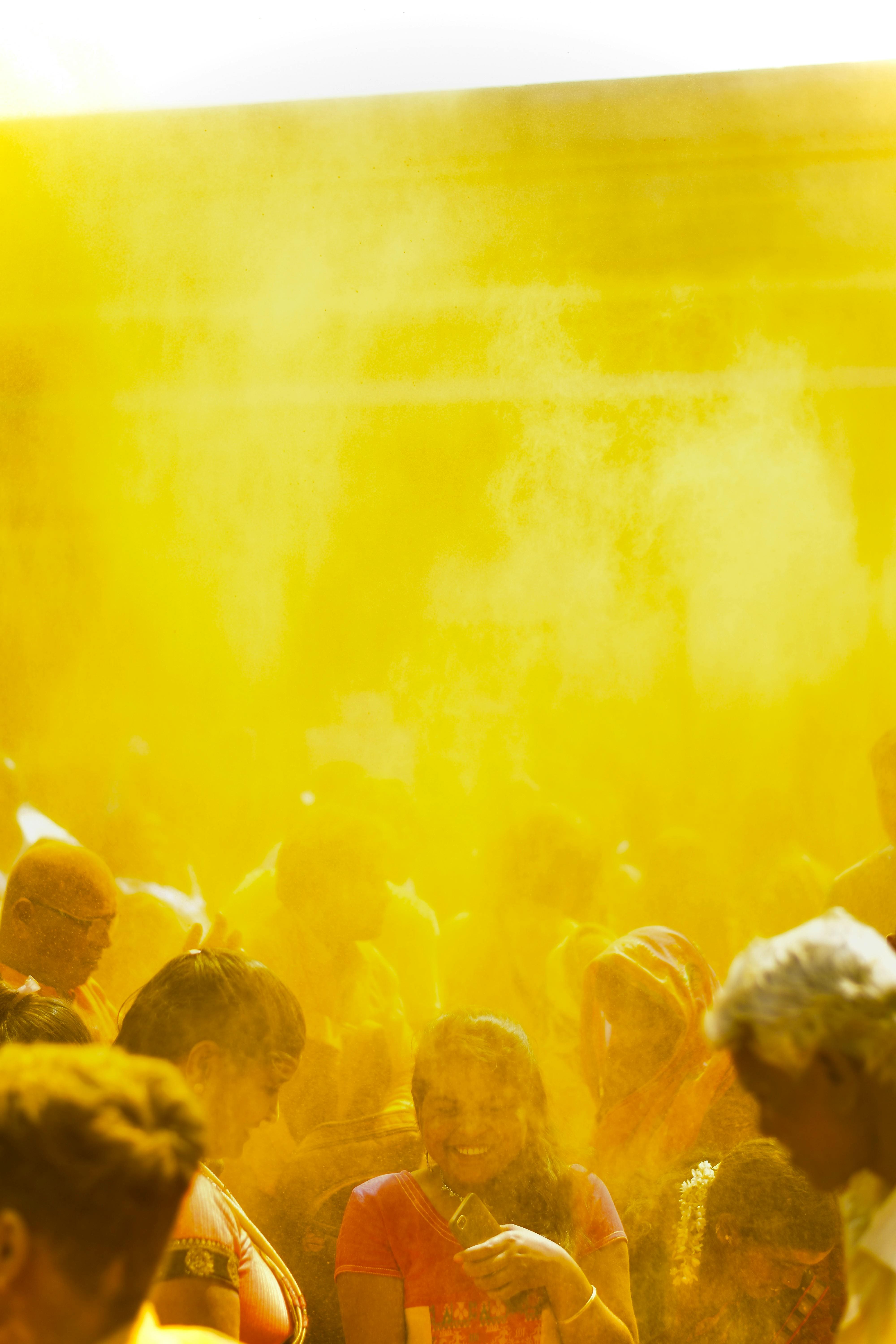 De la poudre jaune volant dans les airs pendant le festival Holi