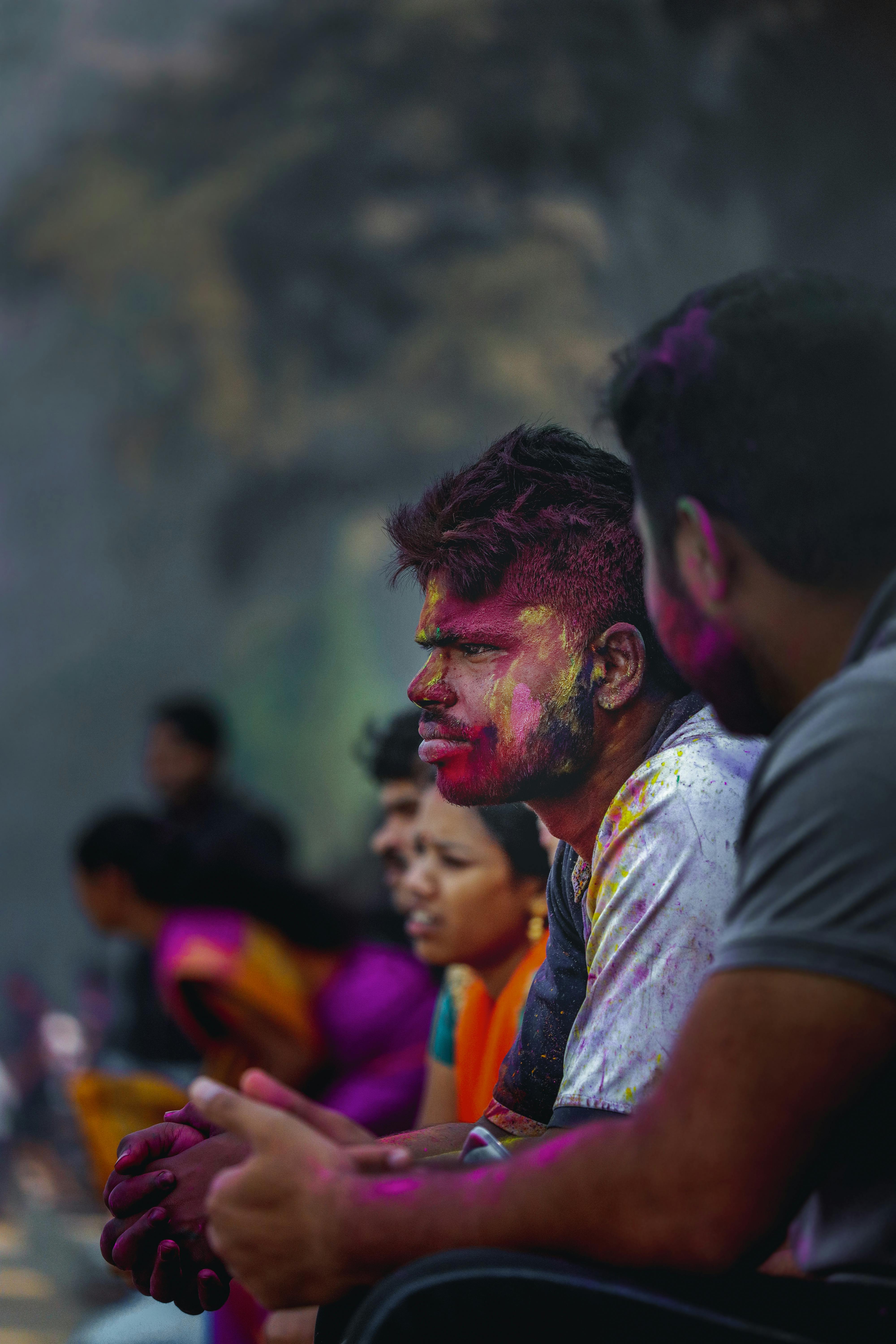 Homme népalais célébrant Holi