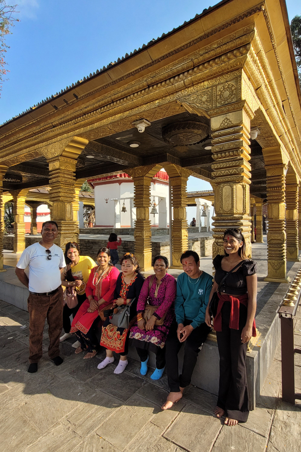 Équipe MUSKHANE devant un temple