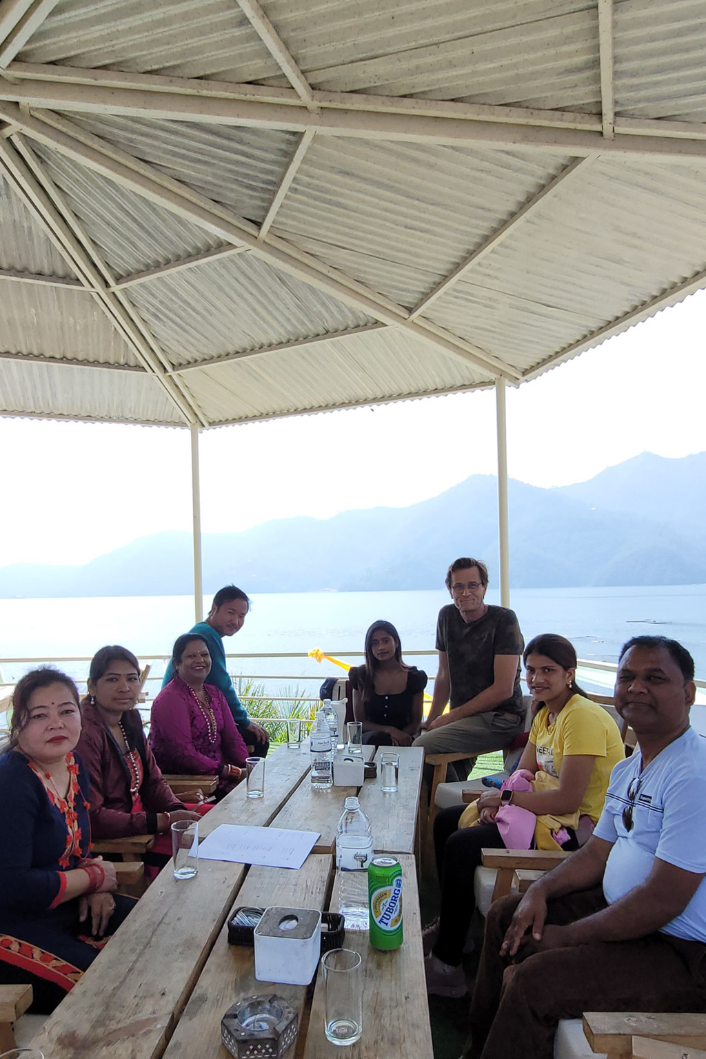 Photo de l'équipe népalaise de MUSKHANE en train de boire un verre au bord du lac Phewa au Népal