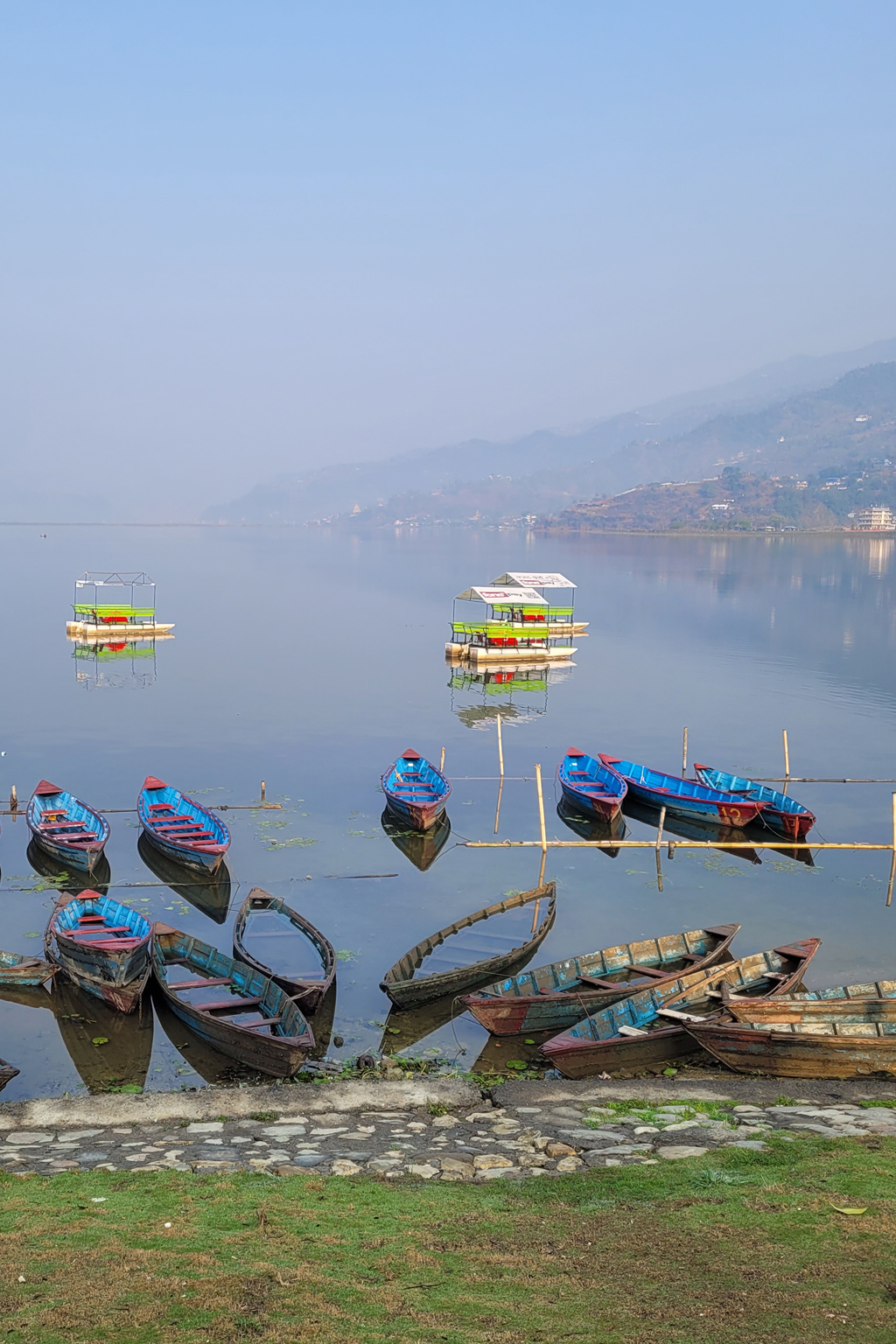Des barques flottant sur le lac Phewa à Pokhara au Népal