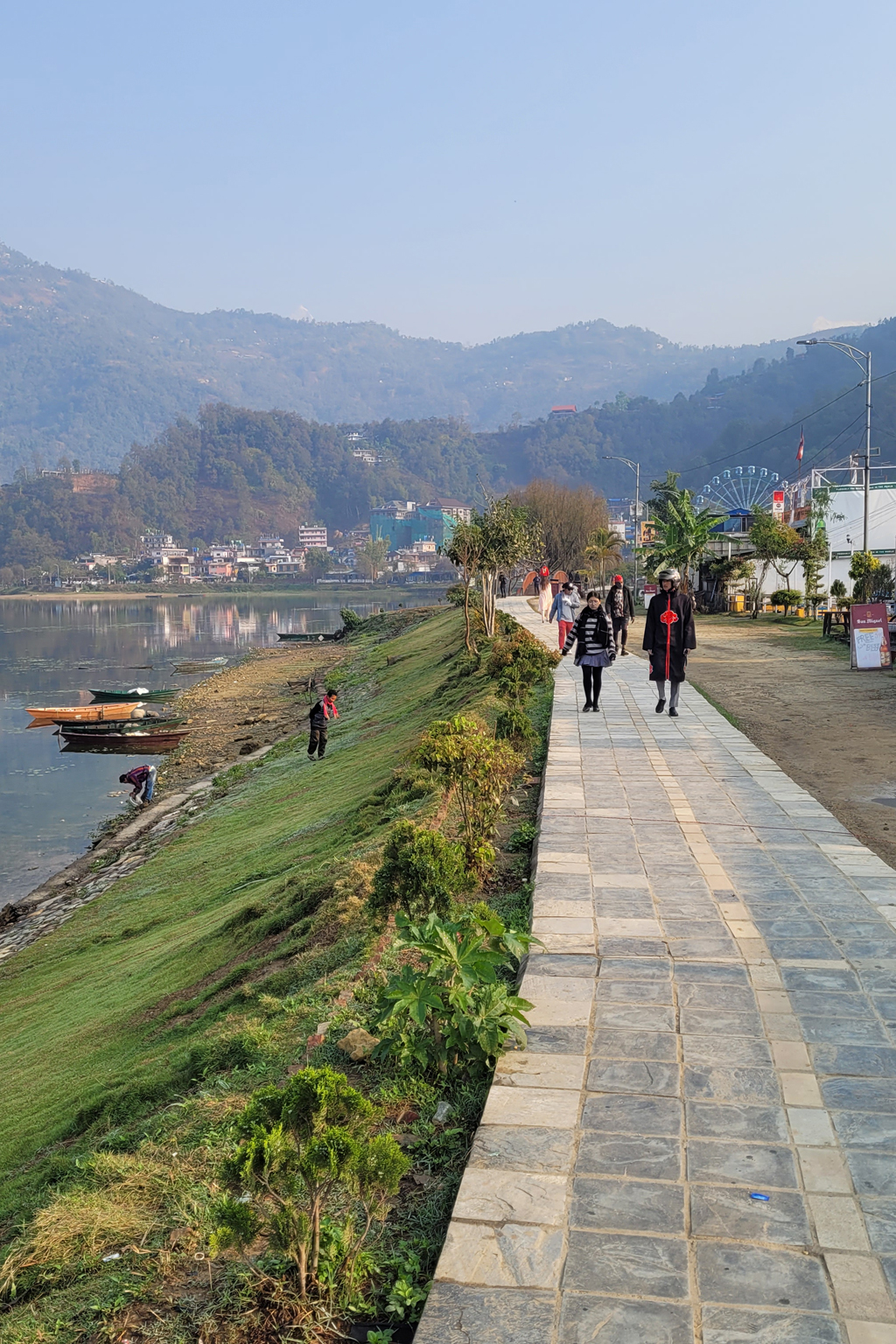 Individus marchant au bord du lac Phewa à Pokhara au Népal