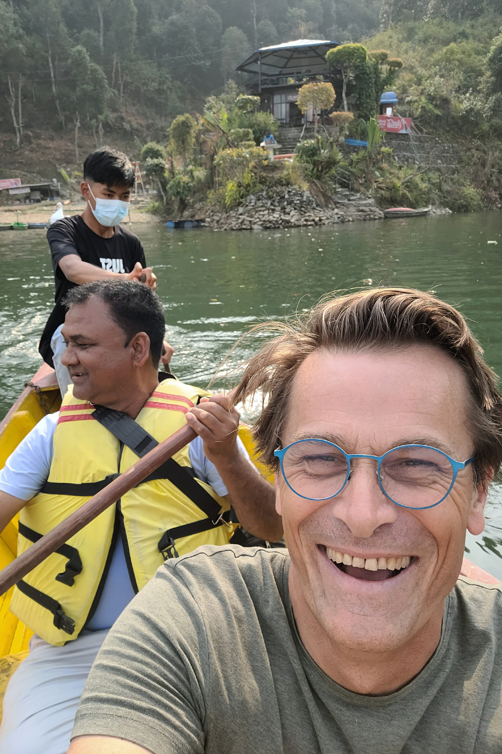 3 personnes sur une barque