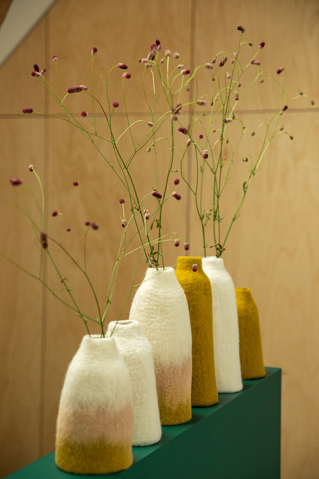 Accumulation de vases en laine bouille unis et bicolores