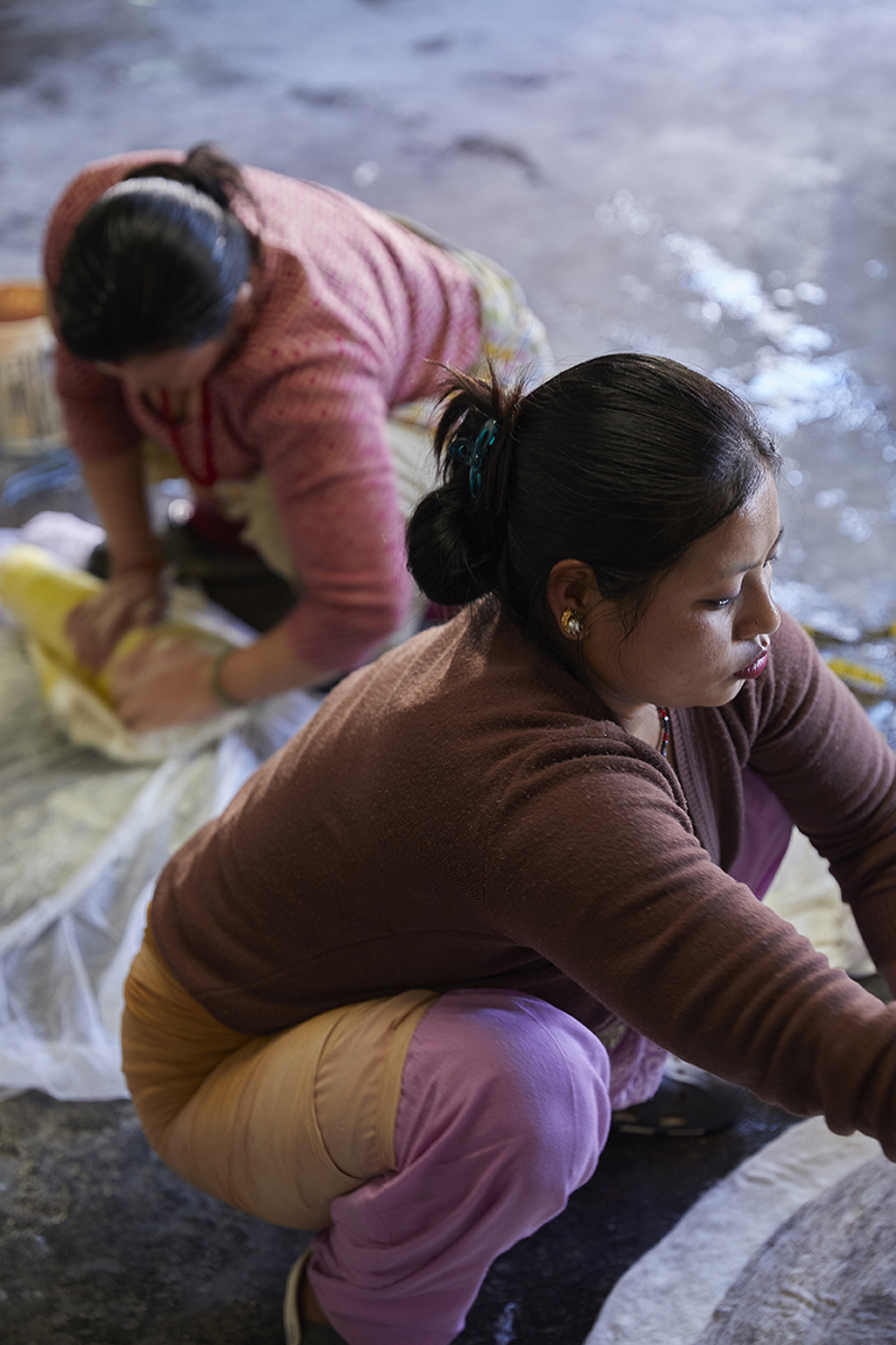 2 femmes népalaises assises en train de travailler le feutre