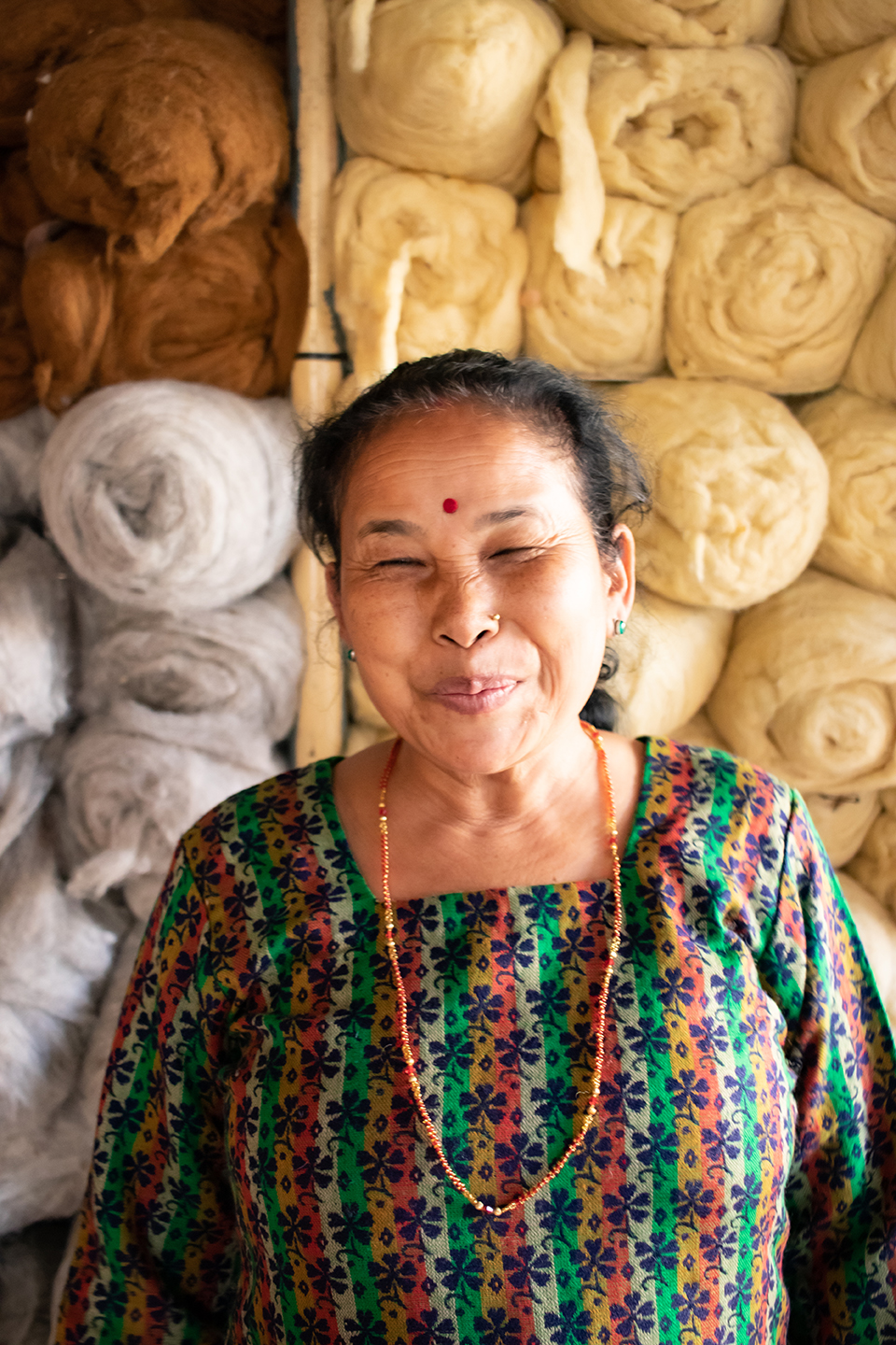 Portrait d'une artisane népalaise qui sourit