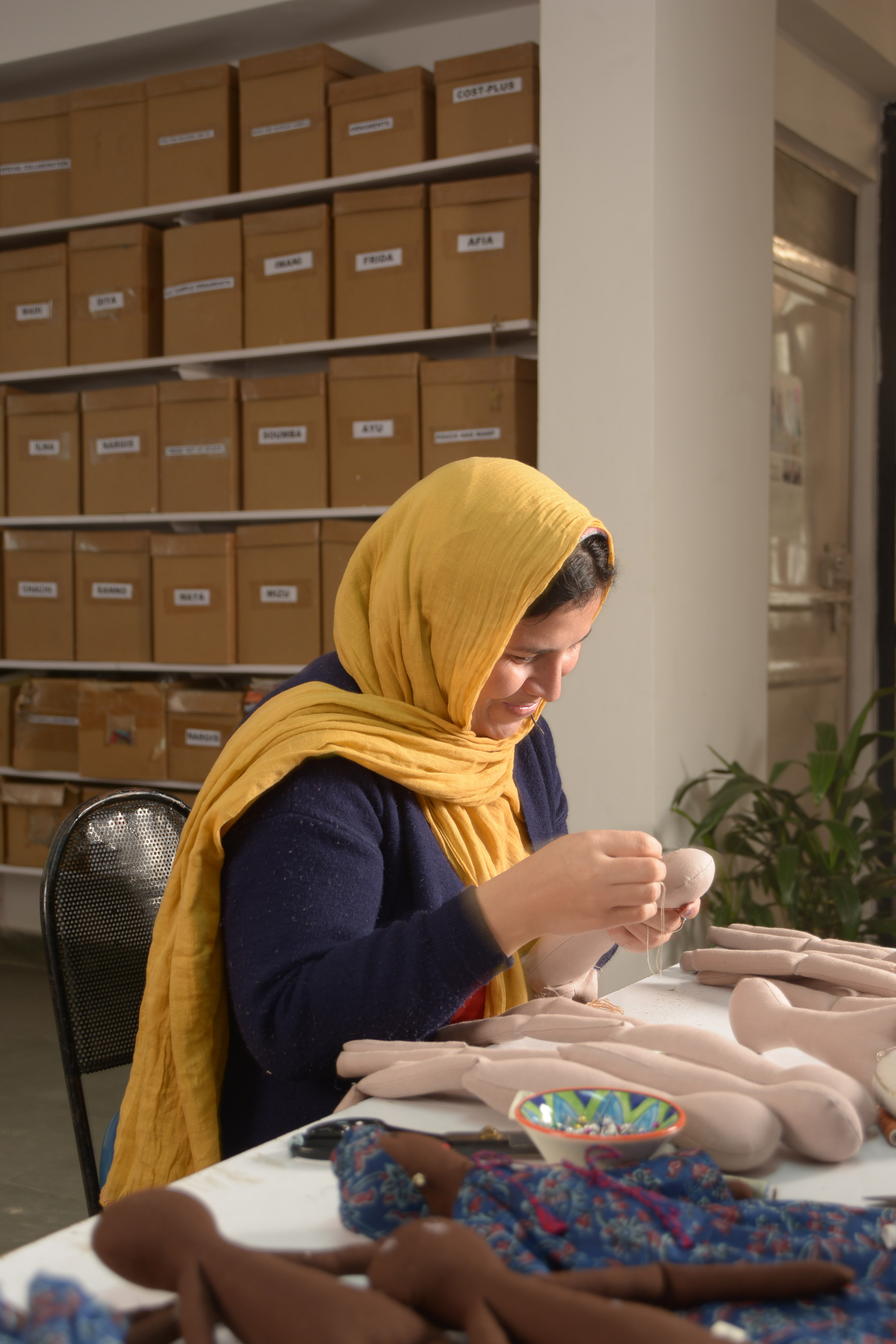 Femme en train de coudre une poupée Silaiwali