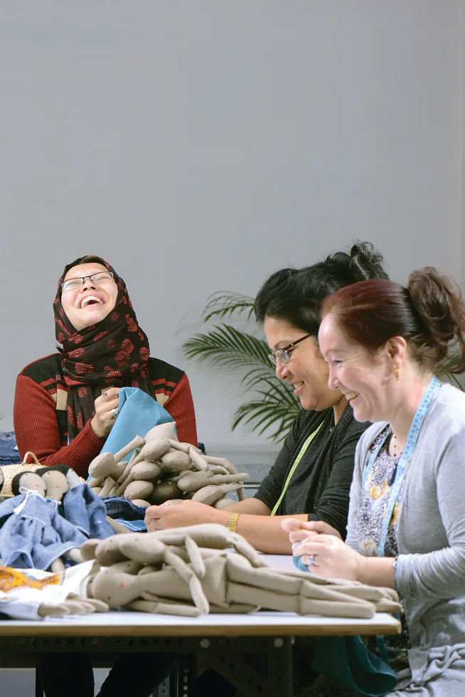 Atelier de couturières en train de fabriquer des poupées à la main