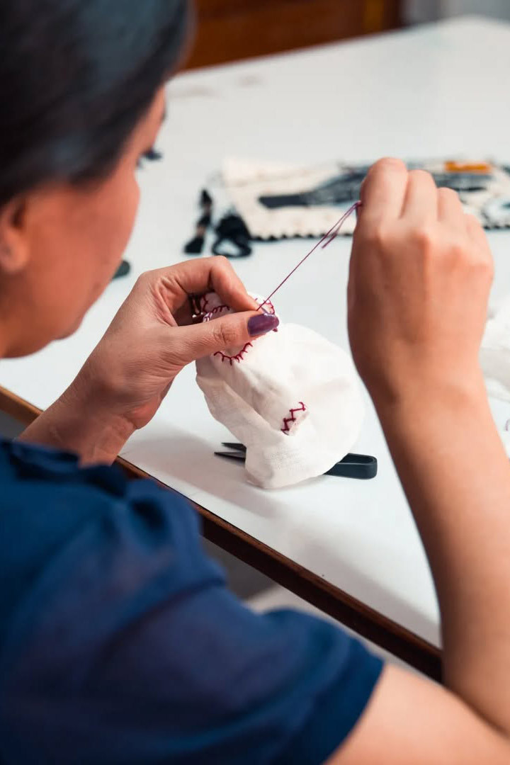 Couturière en train de confectionner une poupée pour enfant