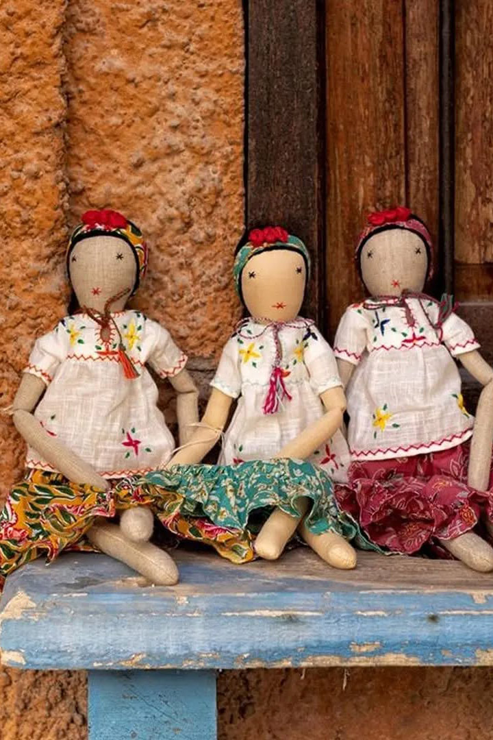 Trio de poupées éthiques pour enfant fabriquées artisanalement en Inde