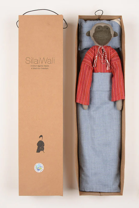 Poupée en forme de singe fabriquée artisanalement par des refugiées afghanes