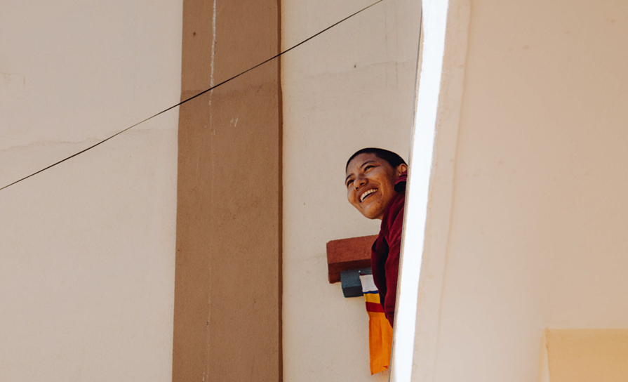 Portrait d'une moniale népalaise souriant et regardant au loin