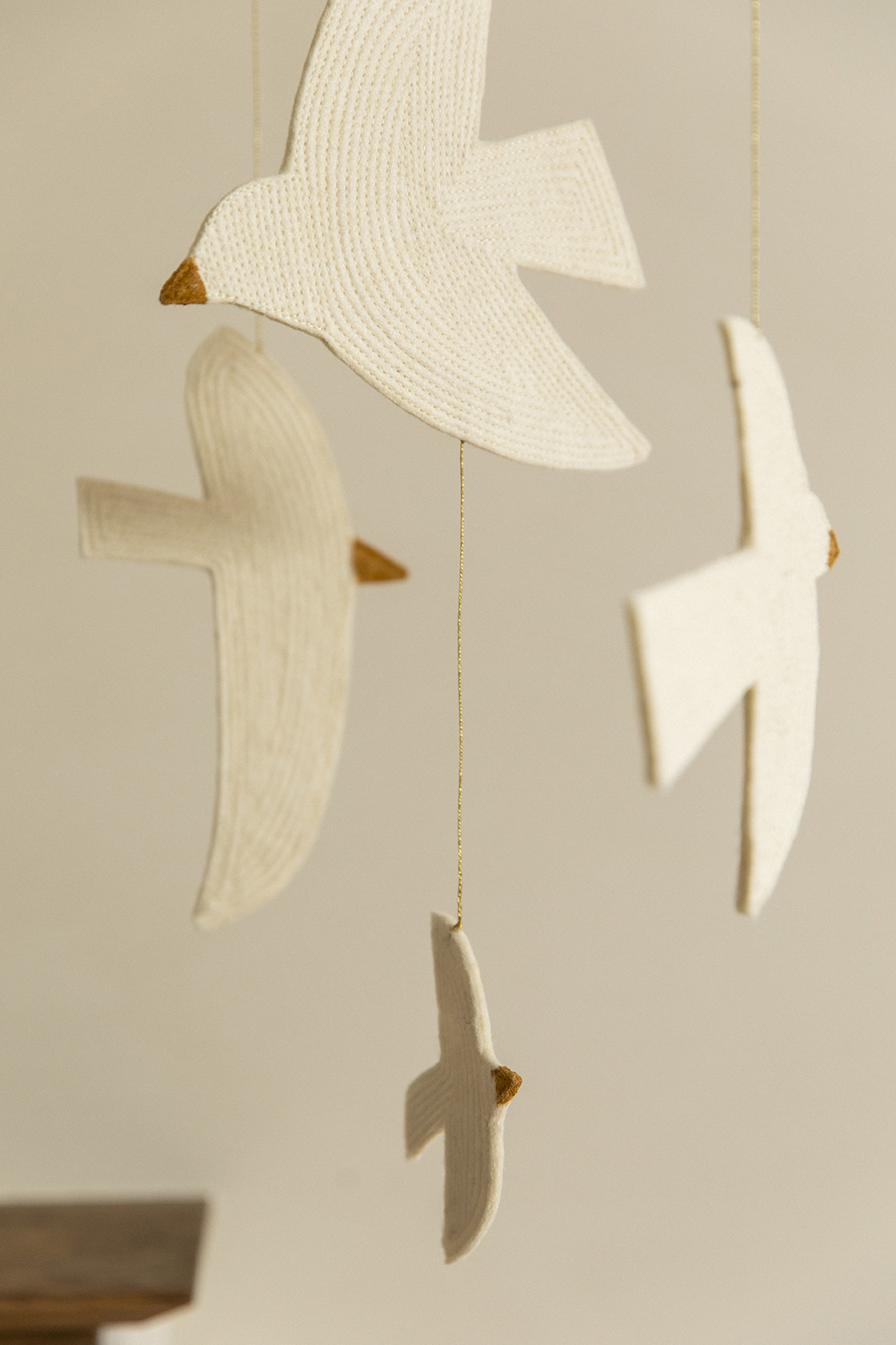 Mobile décoratif oiseaux en feutre de laine et bambou pour une décoration ludique et poétique