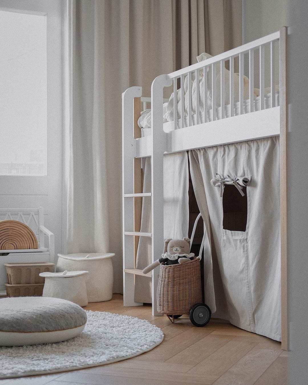 Chambre d'enfant minimaliste et cosy