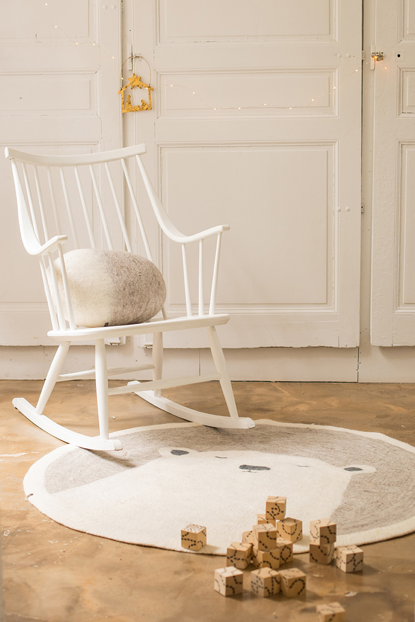 Tapis rond gris et blanc à motif ours en laine feutrée pour la chambre d'enfant