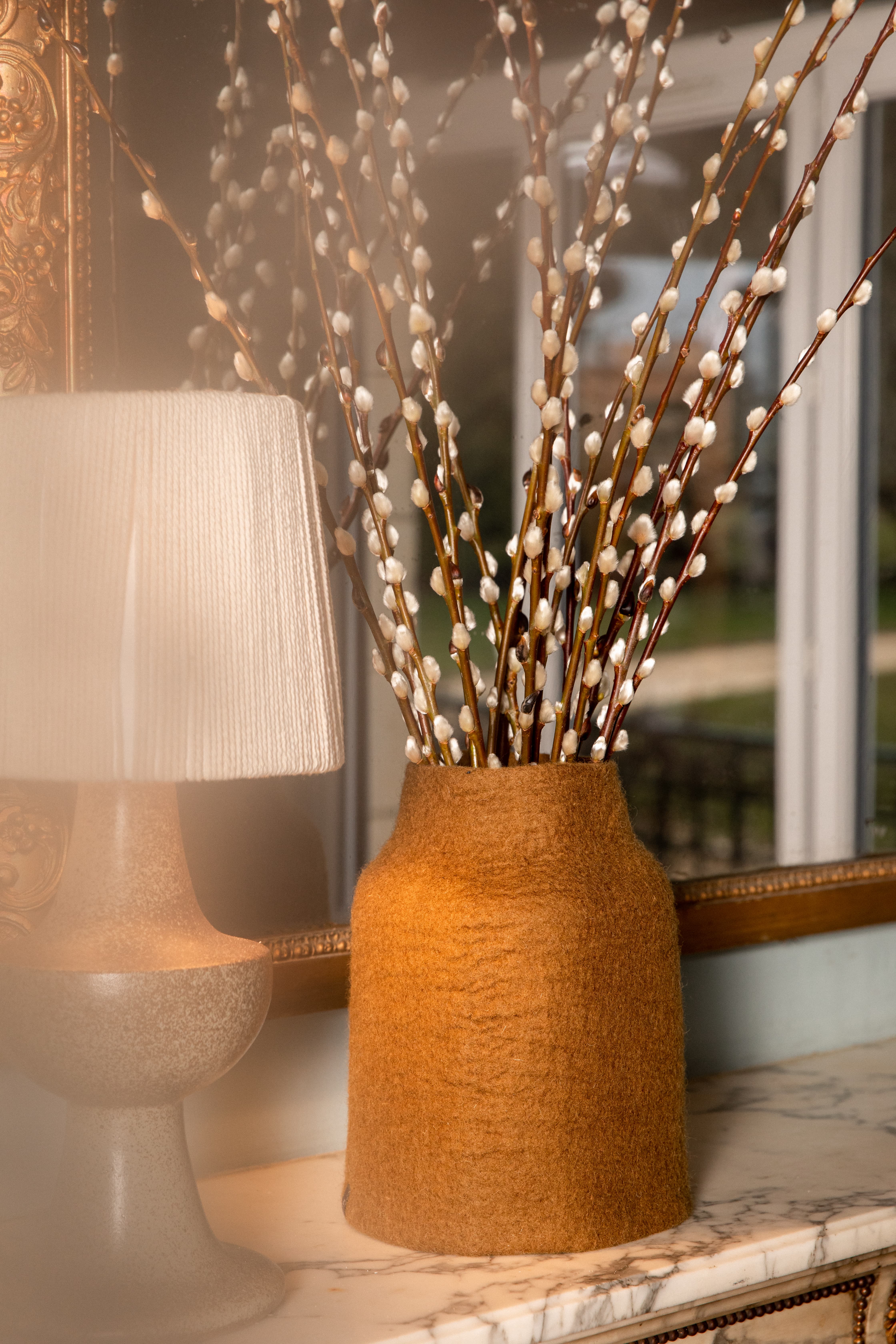 Élégant cache-vase Mocha mousse en laine feutrée pour une décoration chaleureuse et tendance