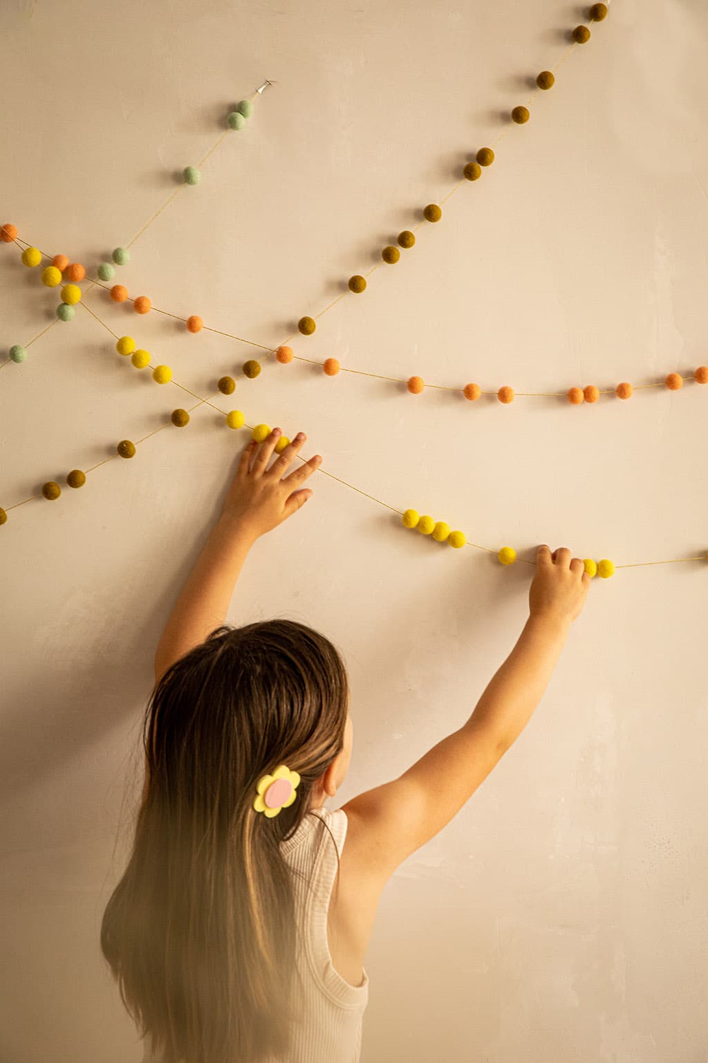 Accumulation de petites guirlandes murales colorées dans la chambre d'enfant