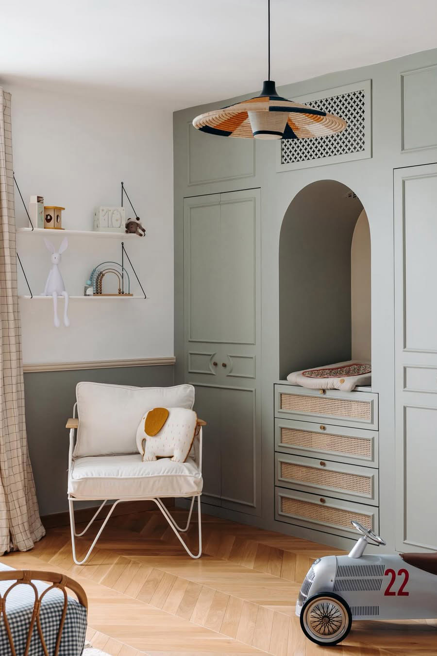 Vert sauge et ocre dans la chambre d'un petit garçon