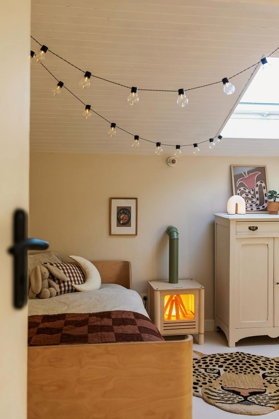 Du vert olive et du marron dans une chambre de fille