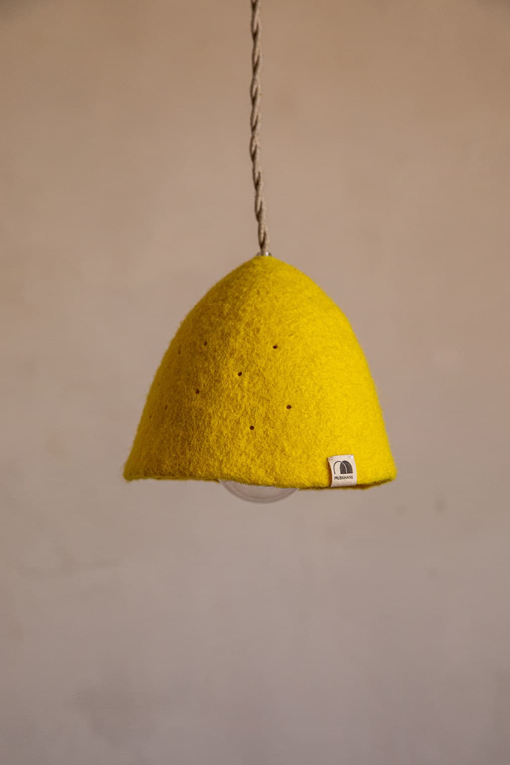 Petit abat-jour conique jaune citron en laine feutrée