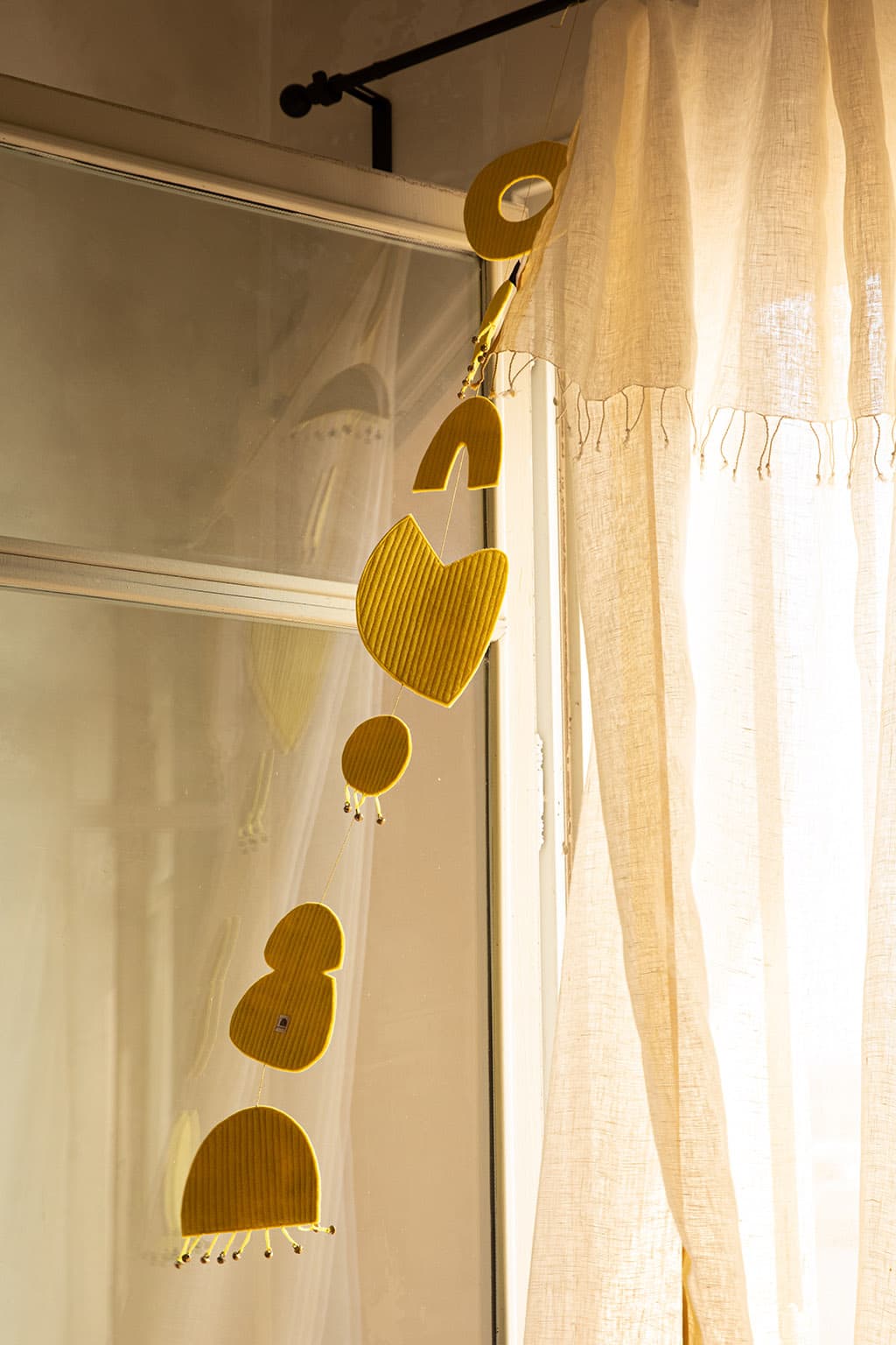 Mobile décoratif jaune citron en laine