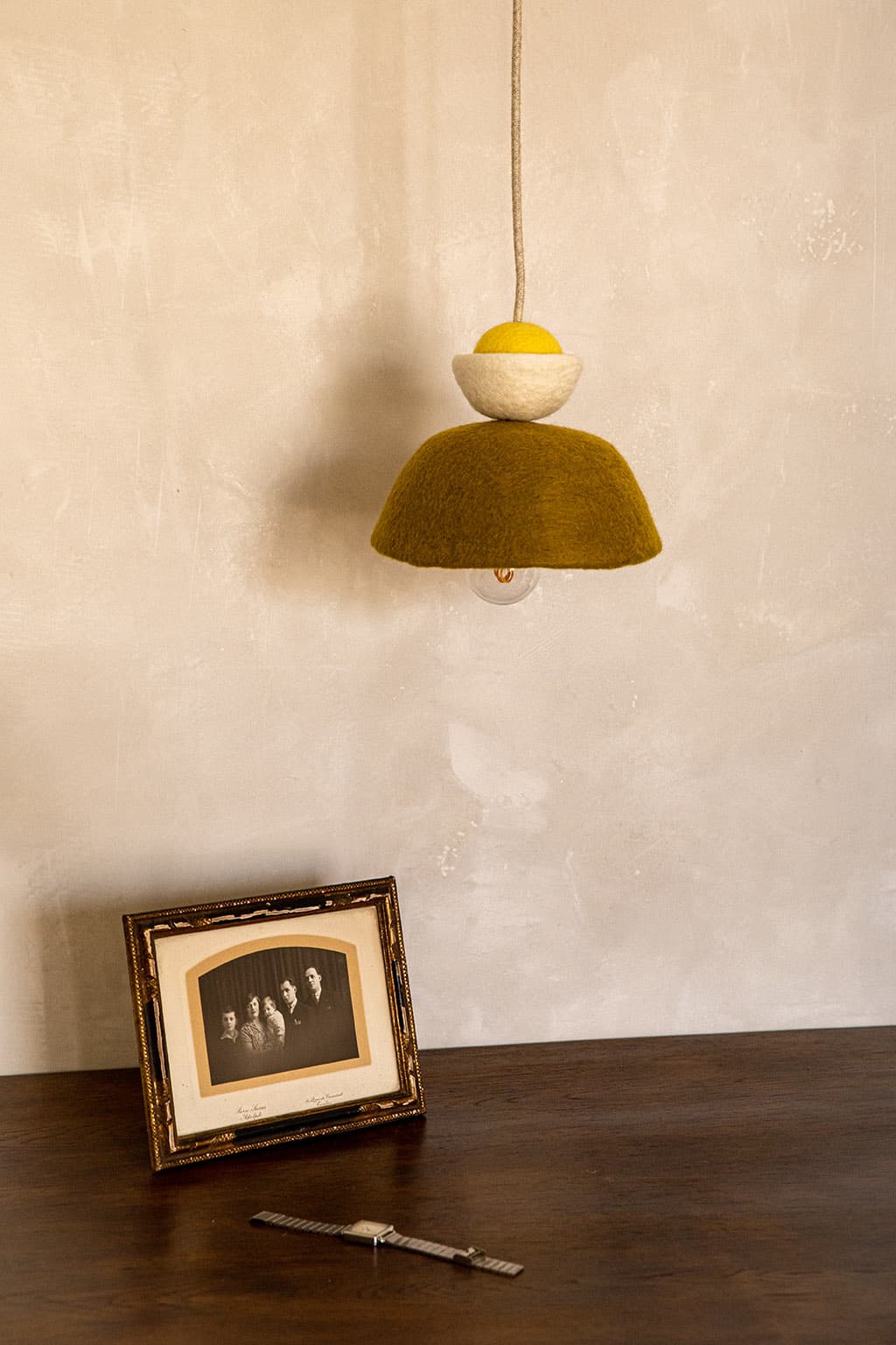 Suspension lumineuse tricolore en feutre de laine