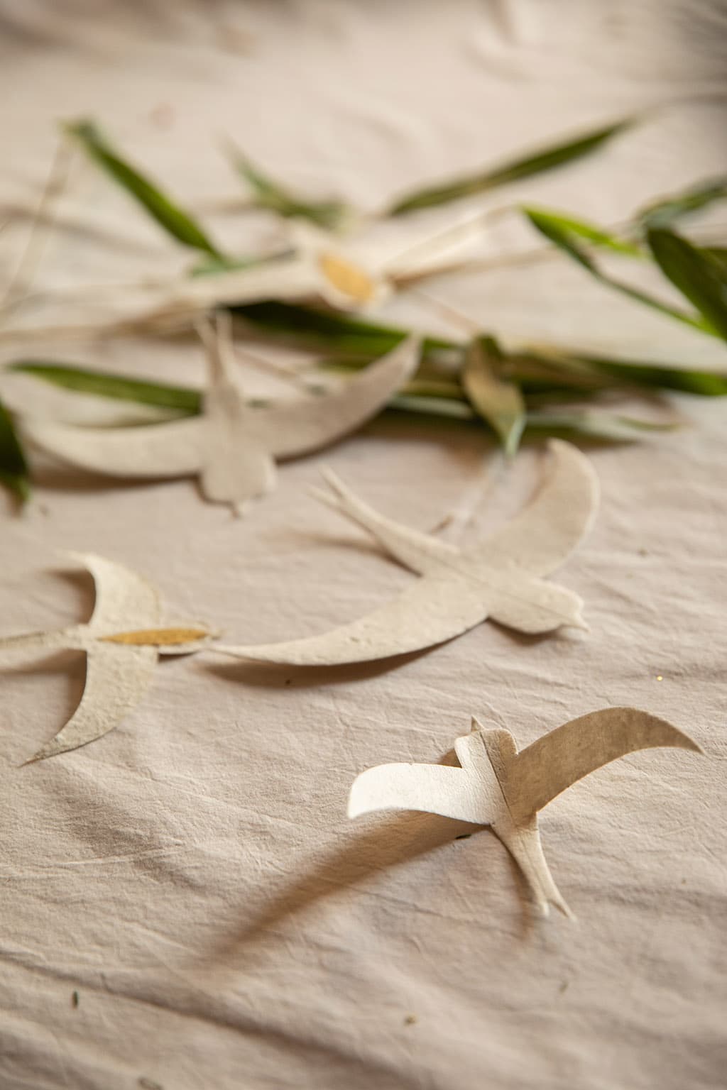 Décoration hirondelle blanche en papier pour décorer le mur du salon