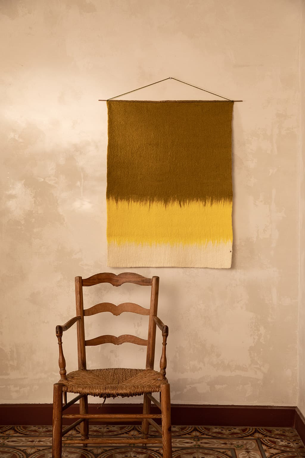 Tenture murale artisanale verte jaune et blanche en feutre pour décorer un mur dans le salon