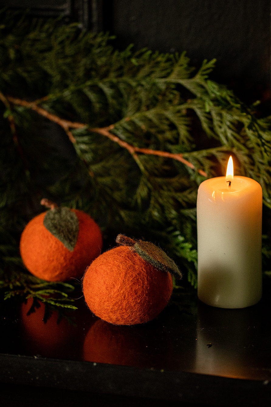 Duo de petites clémentines en laine feutrée pour la décoration de Noël