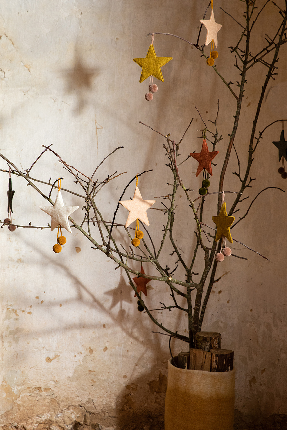 Décorations étoiles à pompons en feutre et laine à suspendre