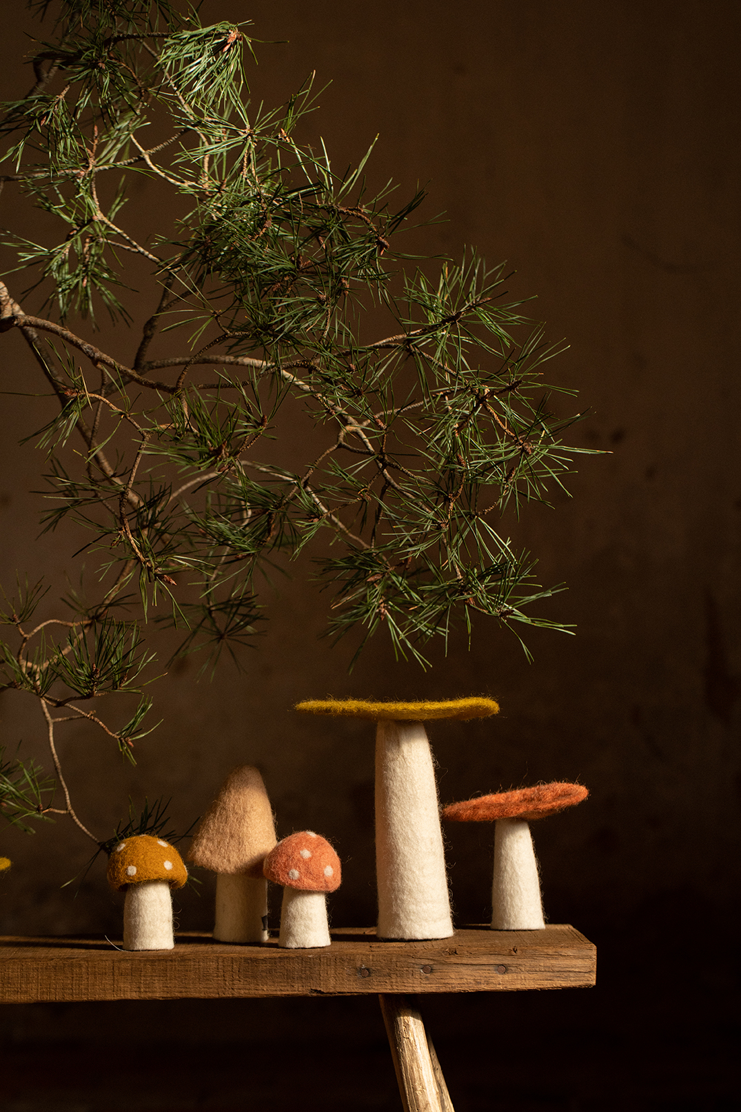 Petits champignons décoratifs en laine bouillie pour une décoration champêtre