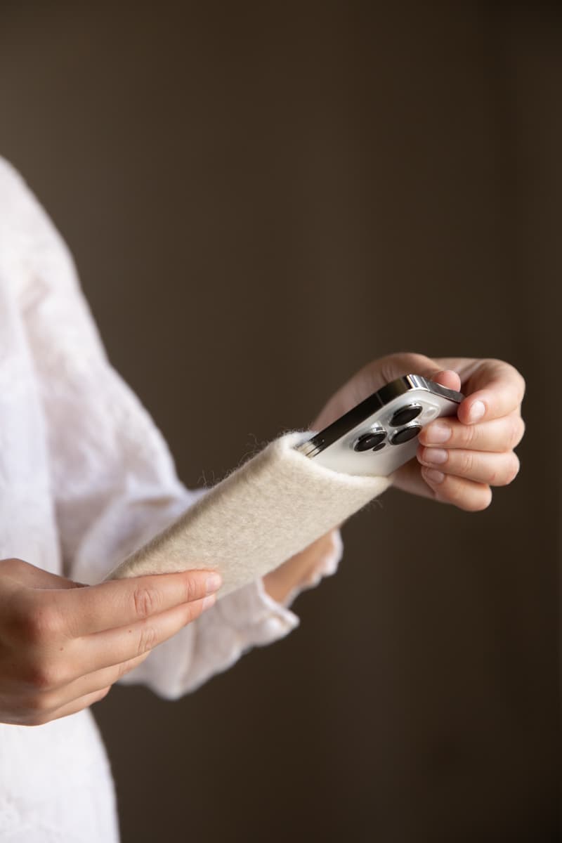 Pochette de protection blanche en laine feutrée pour téléphone