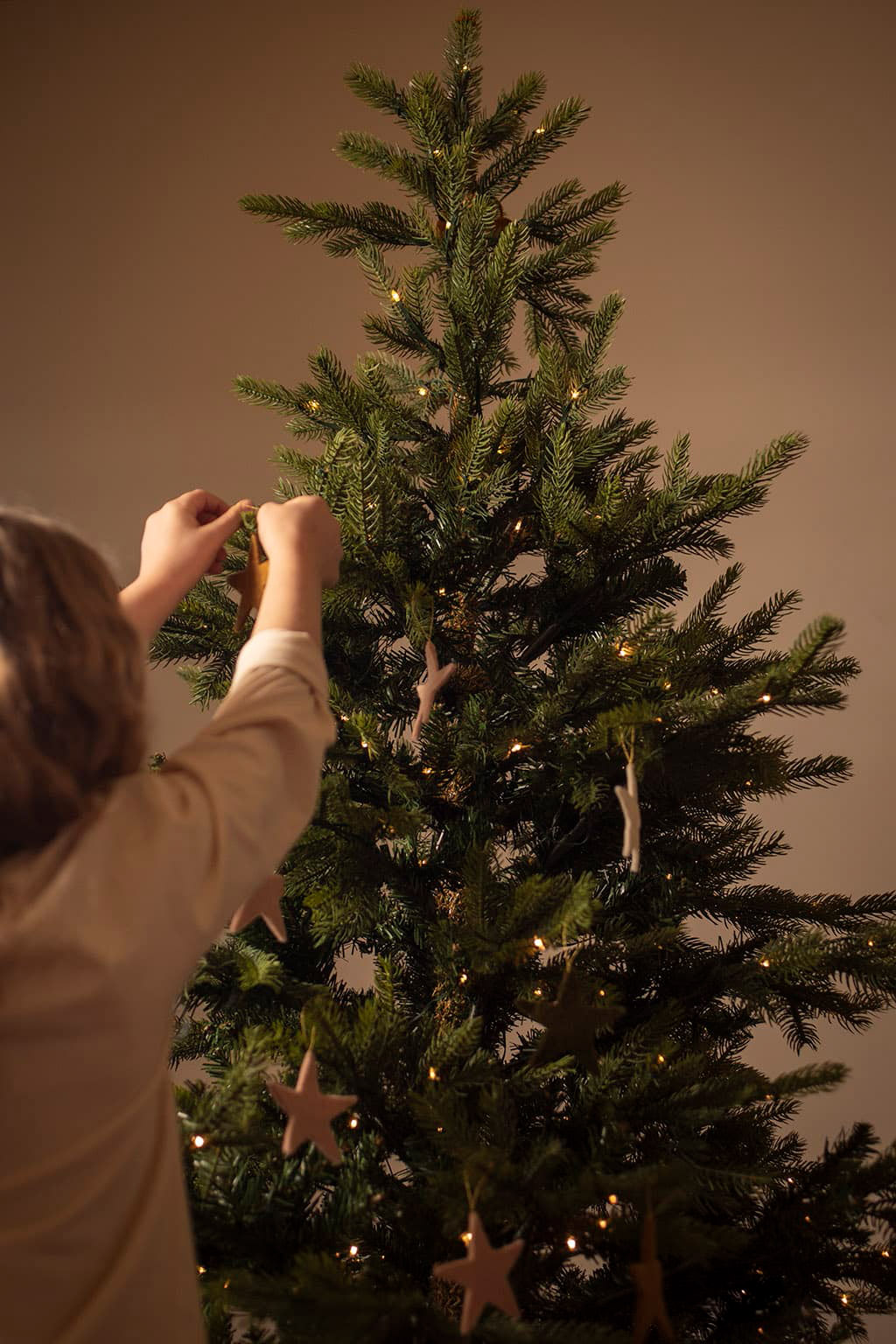 Petites étoiles roses en laine pour décorer le sapin de Noël