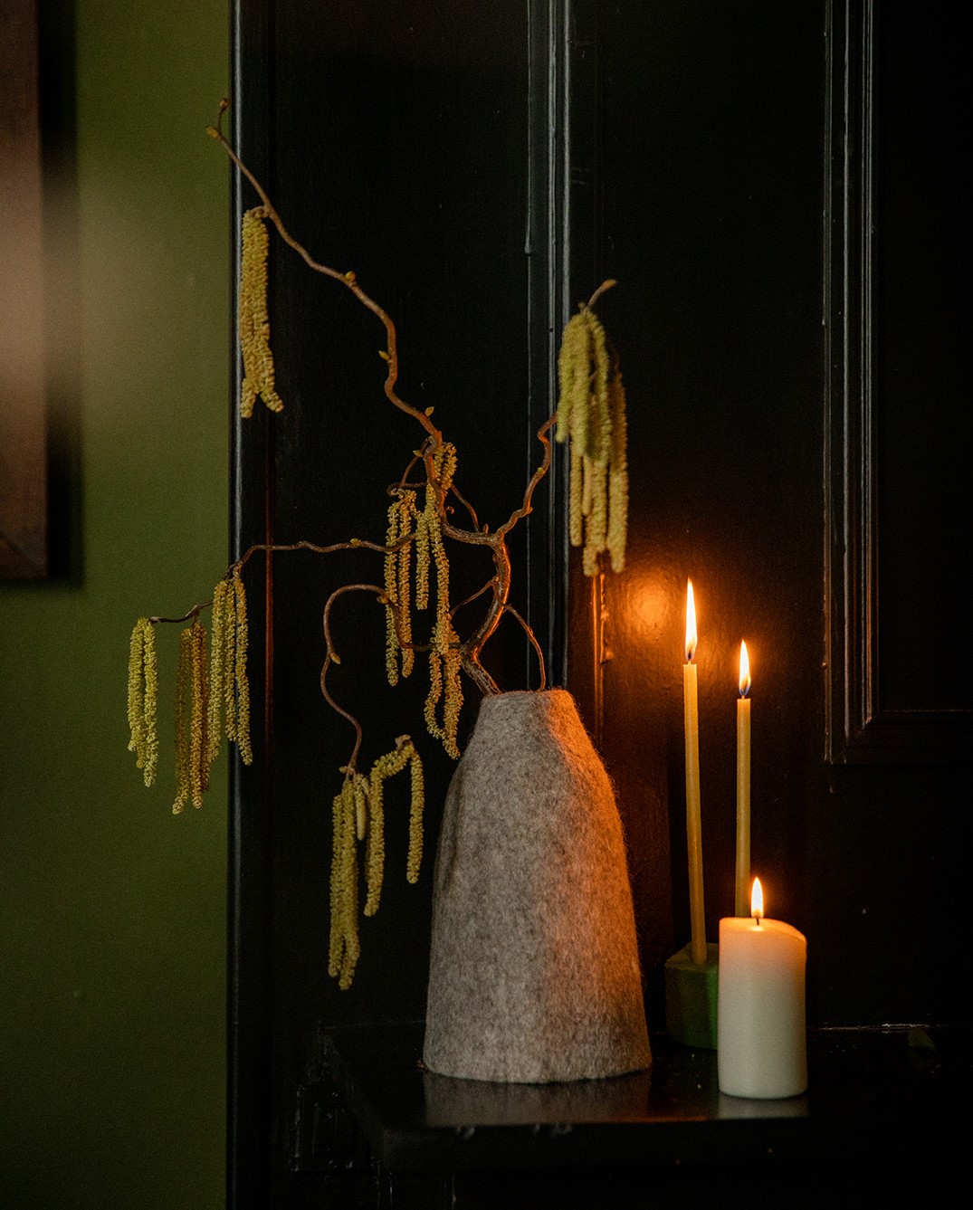 Vase gris en laine feutrée pour décorer le manteau de la cheminée