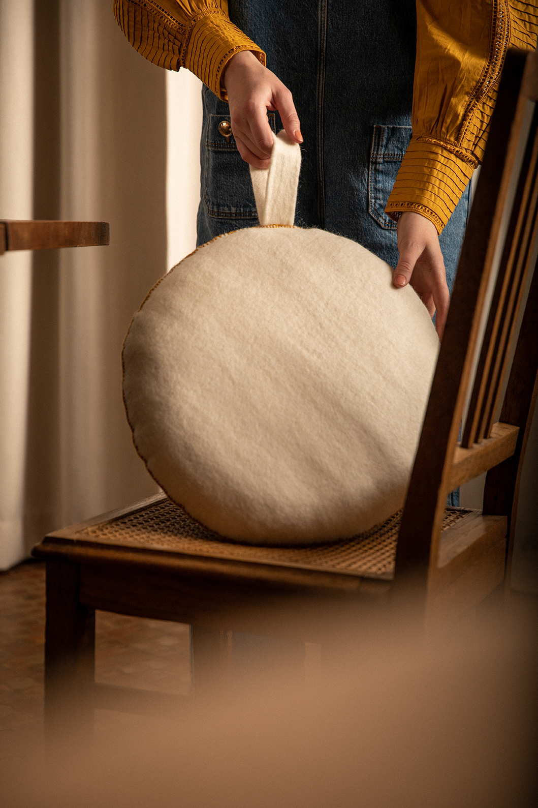 Coussin rond blanc en laine bouillie pour rendre une chaise confortable
