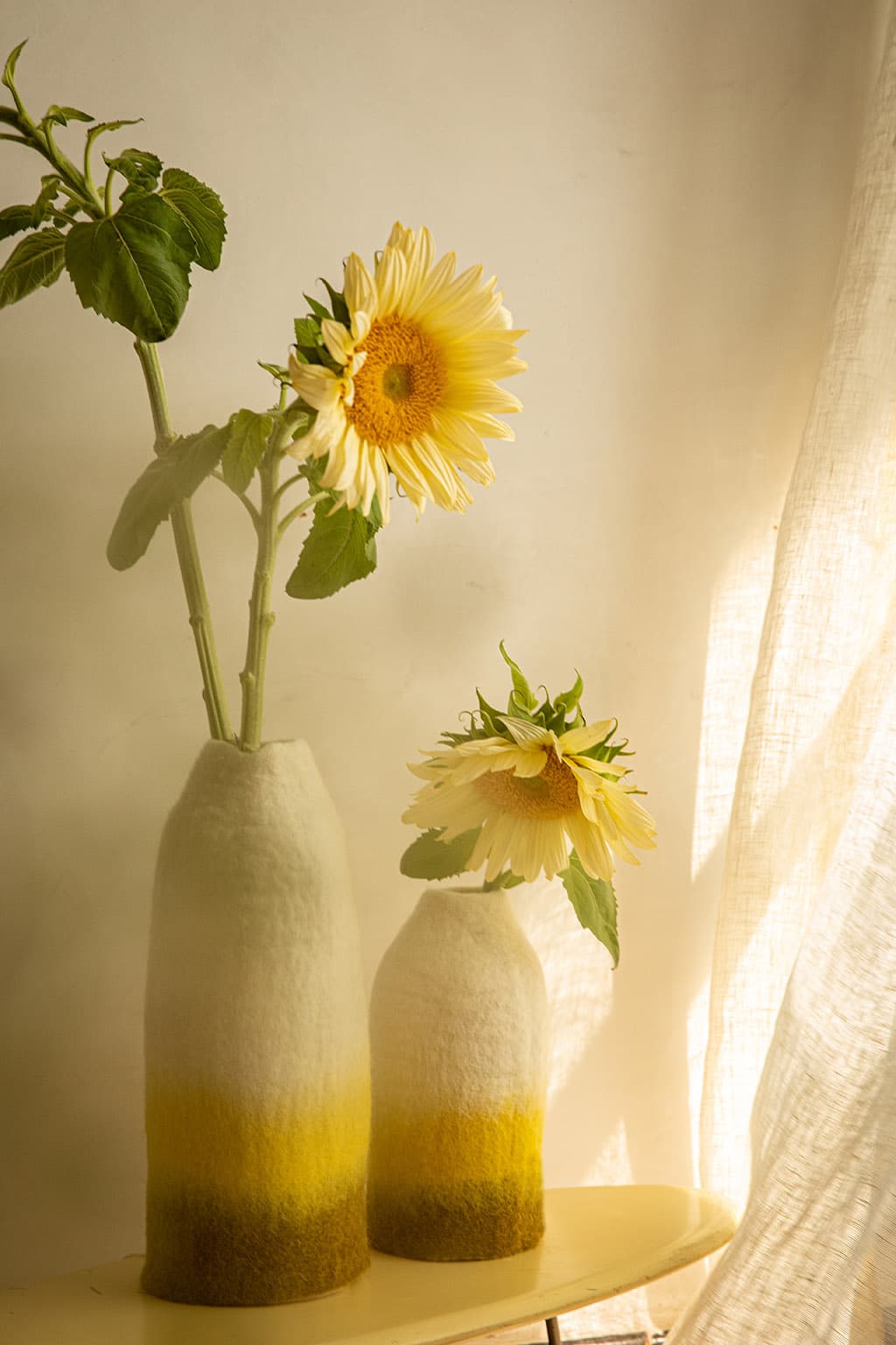 Duo de cache-vases en laine tricolores pour décorer la table de nuit