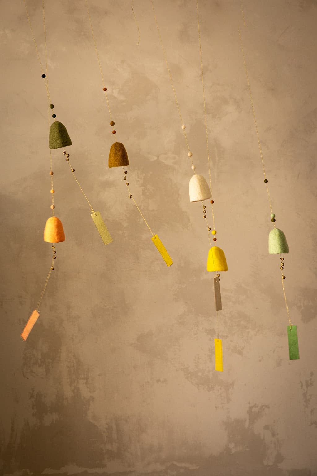 Petites cloches décoratives multicolores en laine à suspendre