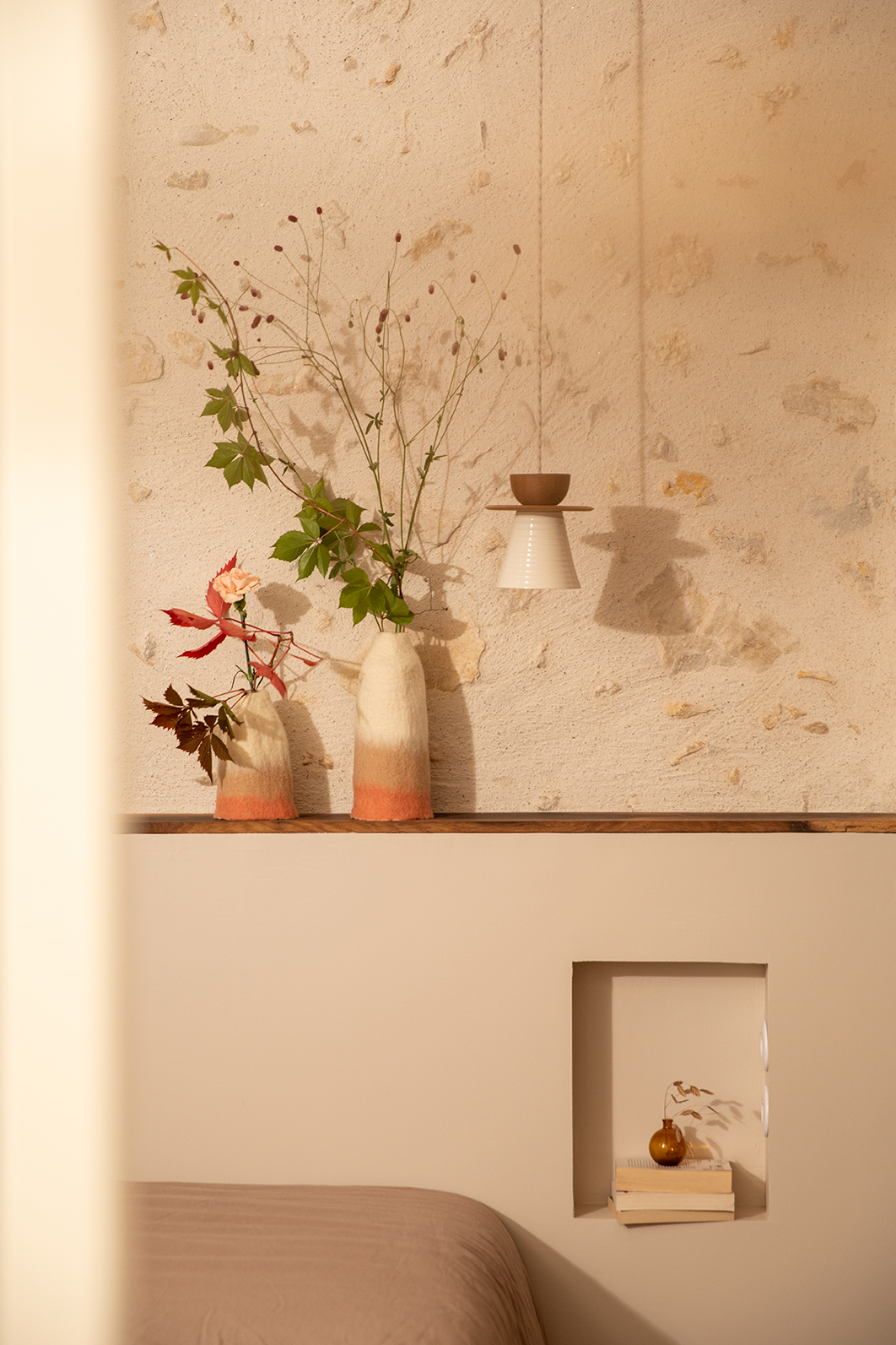 Duo de cache-vases bicolores pour décorer une étagère dans la chambre