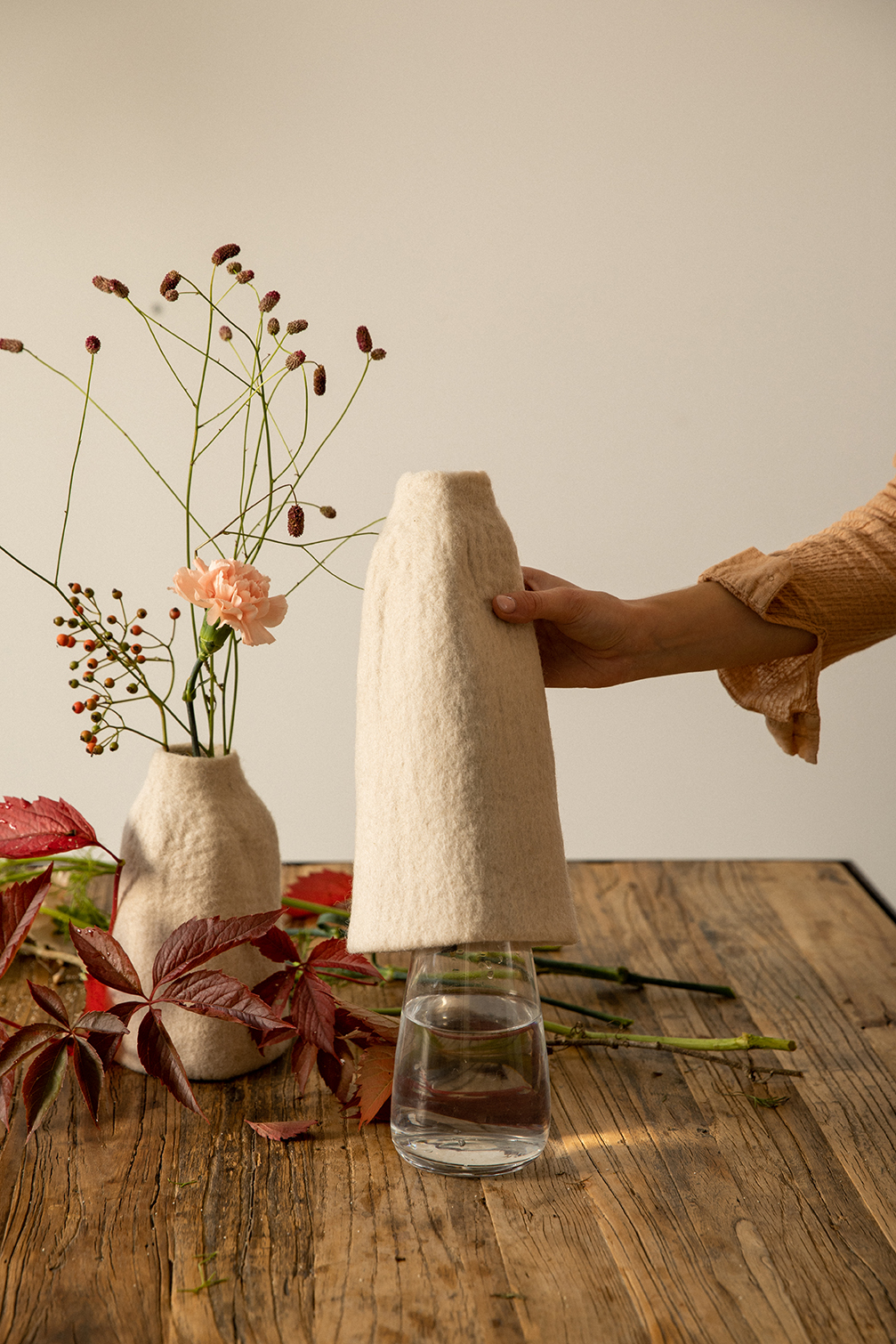Duo de cache-vases blancs en laine pour décorer le centre de la table à manger