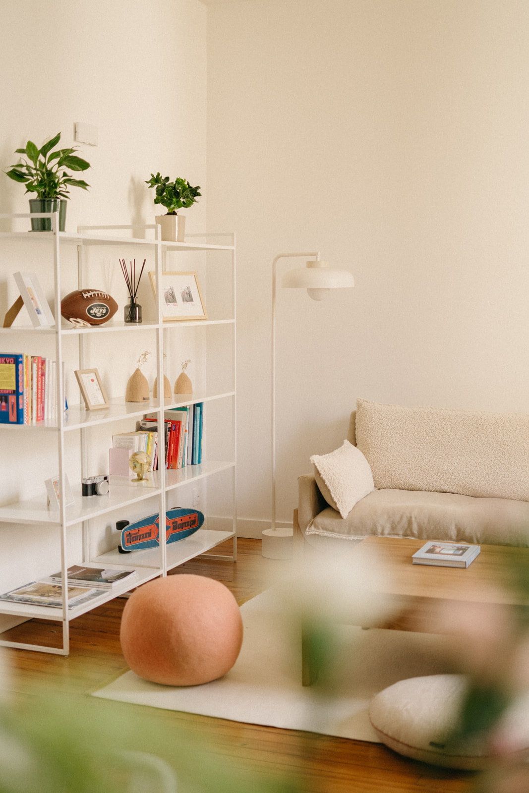 Trio de petits vases soliflores en laine pour décorer une étagère dans le salon
