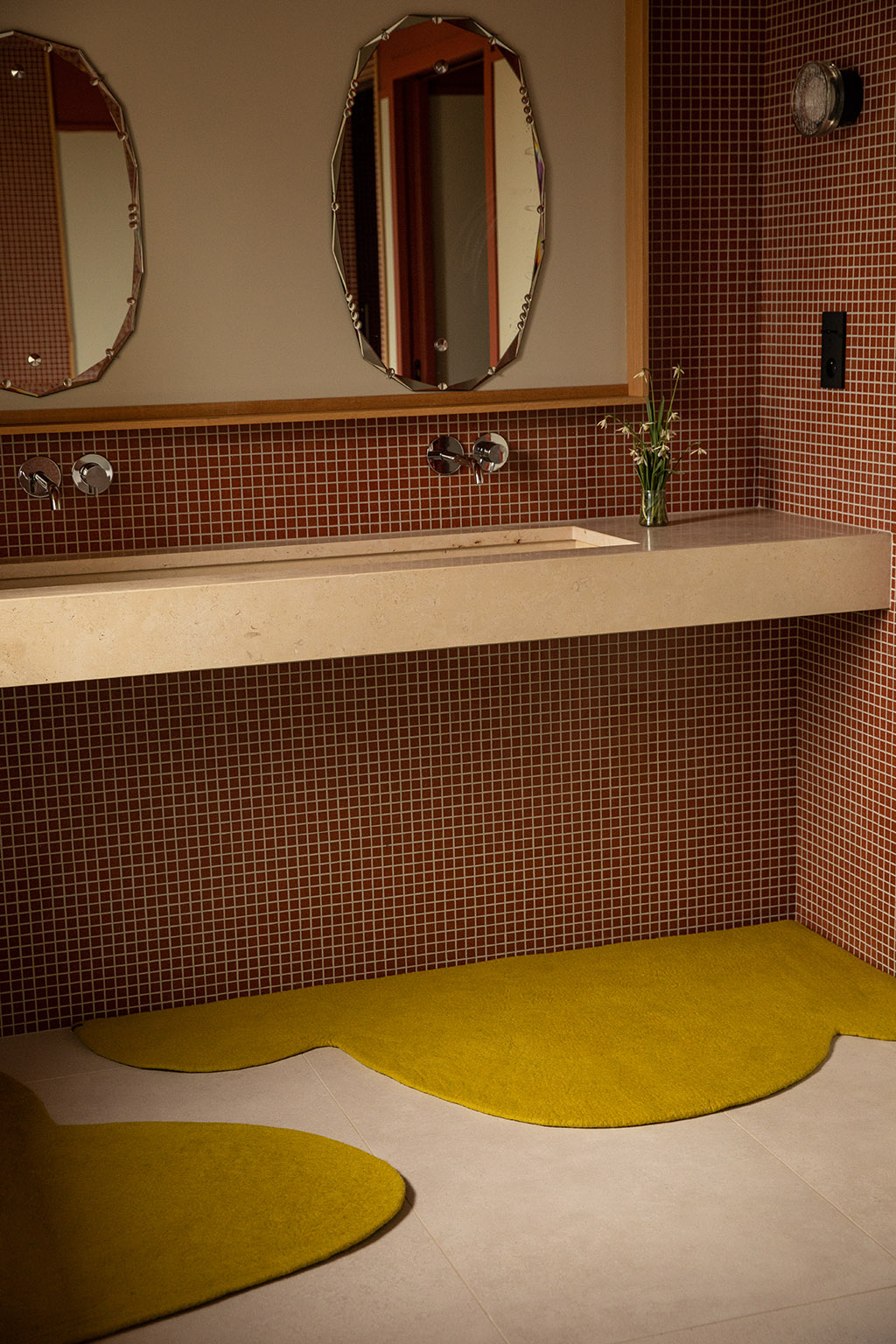 Petits tapis verts en laine pour la salle de bain